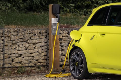 Abarth 500e charging